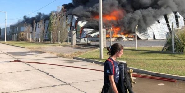 Imagen del incendio en parque industrial de Venado Tuerto